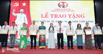 102 đảng viên phường Trấn Biên nhận Huy hiệu Đảng đợt 19-5