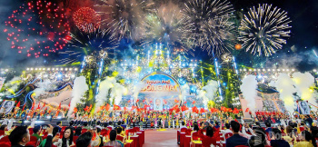 Spectacular fireworks light up ceremony announcing establishment of Dong Nai City