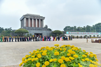 [Ảnh] Đoàn đại biểu tham dự Đại hội đại biểu toàn quốc Mặt trận Tổ quốc Việt Nam lần thứ XI vào Lăng viếng Chủ tịch Hồ Chí Minh