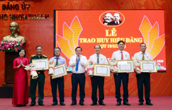 Phường Nhơn Trạch kỷ niệm 136 năm Ngày sinh Chủ tịch Hồ Chí Minh và trao Huy hiệu Đảng cho các đảng viên