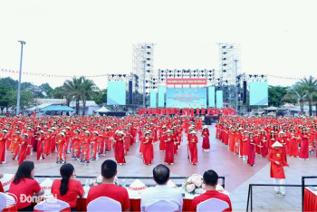 Hơn 1 ngàn hội viên, phụ nữ đồng diễn dân vũ chào mừng thành lập thành phố Đồng Nai