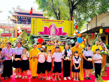 Ủy ban MTTQ Việt Nam phường Bình Long phối hợp vận động các cơ sở tôn giáo trao quà nhân dịp Đại Lễ Phật Đản năm 2026