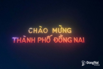 Lung linh màn trình diễn của 400 drone chào mừng Đồng Nai trở thành thành phố