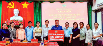 Trao vốn hỗ trợ hội viên nông dân phường Nhơn Trạch phát triển mô hình “Trồng và kinh doanh sen”