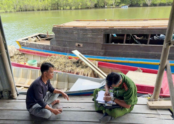 Công an xã Phước An rà soát hơn 200 nhân khẩu tại các bè nổi, ghe đón đáy trên sông