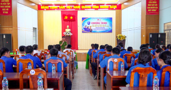 Trảng Dài: Tuyên truyền pháp luật, trao quà cho thanh niên công nhân khó khăn