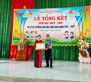 Tặng Bằng khen cho giáo viên Trường tiểu học Nguyễn Du xã Phú Lâm