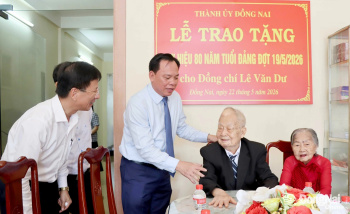 Trao Huy hiệu 80 năm tuổi Đảng cho đảng viên Lê Văn Dư