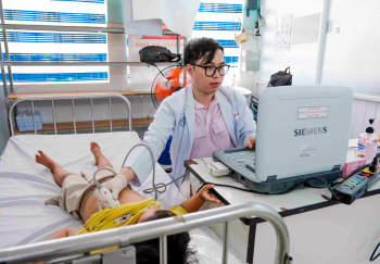 Khám bệnh miễn phí cho trẻ em và phụ nữ khó khăn tại phường Nhơn Trạch