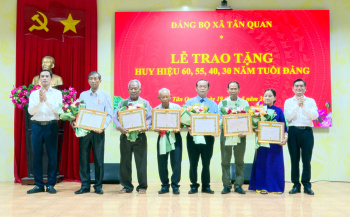 Xã Tân Quan trao tặng Huy hiệu 60, 55, 40 và 30 năm tuổi Đảng