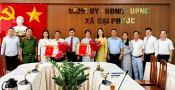 Trao Huy hiệu 30 năm và 40 năm tuổi Đảng cho đảng viên tại xã Đại Phước