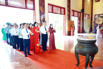 Dâng hương tưởng nhớ Chủ tịch Hồ Chí Minh tại Văn miếu Trấn Biên