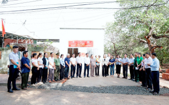 Phường Đồng Xoài tổ chức lễ trao nhà Đại đoàn kết cho hộ bà Nhâm Thị Ngọc Ánh nhân kỷ niệm ngày sinh Chủ tịch Hồ Chí Minh