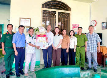 Xã Phú Hòa thăm, tặng quà gia đình chính sách