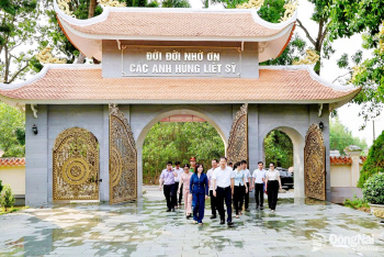 Đồng chí Bí thư Thành ủy Vũ Hồng Văn dâng hương viếng Đền thờ Liệt sĩ tại Xuân Lộc và Long Khánh