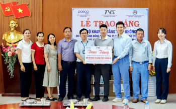 Trao tặng 300 bộ khay ăn bằng thép không gỉ cho học sinh