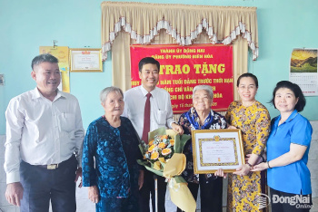 Trao tặng Huy hiệu Đảng đợt 19-5 đối với 862 đảng viên