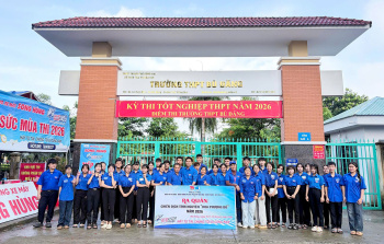 Thanh niên xã Bù Đăng: “Đội mưa tiếp sức mùa thi”