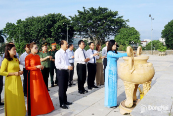 Lãnh đạo phường Bình Phước dâng hương nhân kỷ niệm 61 năm Ngày Chiến thắng Đồng Xoài