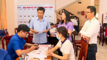 Đồng chí Viên Hồng Tiến, Thành ủy viên, Bí thư Đảng ủy phường Chơn Thành khảo sát và nắm bắt tình hình hoạt động tại Trung tâm Phục vụ Hành chính công phường Chơn Thành