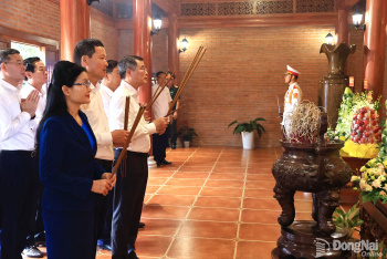 Thủ tướng Chính phủ Lê Minh Hưng cùng đoàn công tác dâng hương tại Nhà thờ Bác Hồ