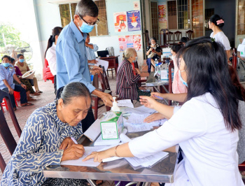 Hàng trăm người dân phường Nhơn Trạch được khám, sàng lọc bệnh lao phổi miễn phí