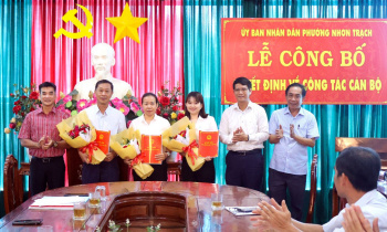 Phường Nhơn Trạch trao 5 quyết định về công tác cán bộ