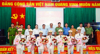 Công An xã Phú Hòa công bố quyết định thăng cấp bậc hàm, nâng lương năm 2026 và trao tặng huy chương chiến sĩ vẻ vang cho cán bộ, chiến sĩ tại đơn vị