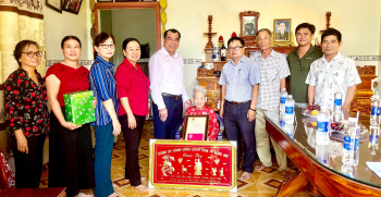 Thành ủy viên, Bí thư Đảng ủy xã Nguyễn Cao Cường, thăm, tặng quà, chúc thọ các cụ cao tuổi