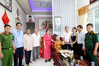 Đồng chí Nguyễn Văn Lưu thăm, chúc thọ, mừng thọ người cao tuổi
