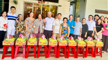 Xã Phước An: Trao tặng 200 phần quà và 36 suất học bổng cho cho hộ nghèo và học sinh có hoàn cảnh khó khăn