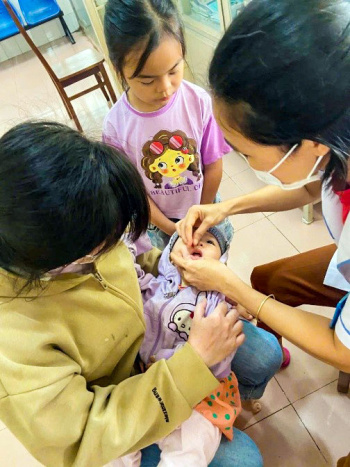 Trạm y tế Xã Phú Hòa triển khai chiến dịch uống vitamin A và theo dõi sự phát triển của trẻ dưới 5 tuổi