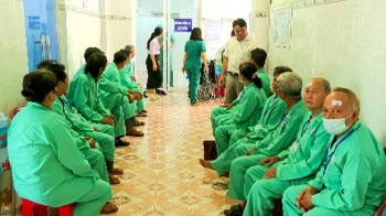 120 bệnh nhân được phẫu thuật Mắt miễn phí bằng phương pháp kỹ thuật cao (PHACO) tại Trung tâm Y tế khu vực Chơn Thành