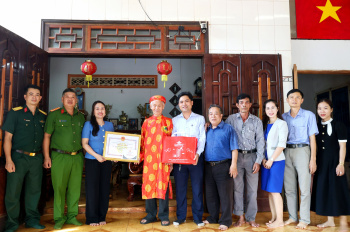Lãnh đạo xã Nghĩa Trung thăm, tặng quà, chúc thọ người cao tuổi
