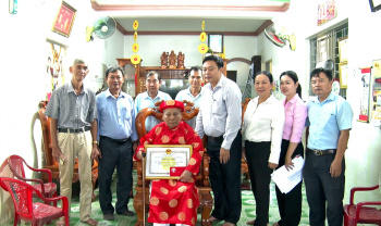 Lãnh đạo xã Định Quán thăm, chúc thọ người cao tuổi tròn 90 tuổi và 100 tuổi