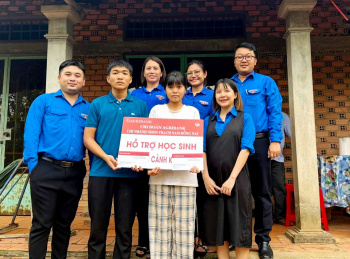 Trao 10 triệu đồng học bổng hỗ trợ học sinh có hoàn cảnh khó khăn tại phường Nhơn Trạch
