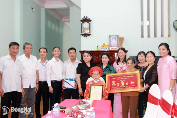 Thăm, tặng quà và chúc thọ người cao tuổi thọ 100 tuổi tại phường Long Bình, Trấn Biên