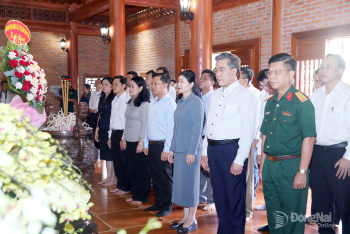 Lãnh đạo thành phố và đại diện các cơ quan báo chí tại Đồng Nai dâng hương Nhà thờ Bác Hồ