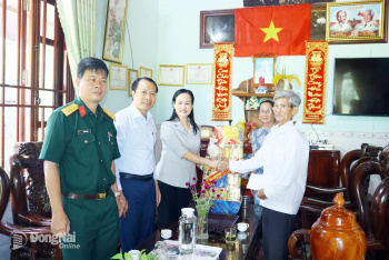 Phường Bình Phước thăm hỏi, tặng quà gia đình chính sách, người có công tiêu biểu