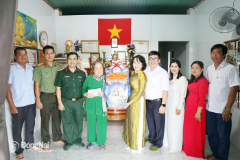 Bí thư Đảng ủy phường Xuân Lộc thăm, tặng quà gia đình chính sách tiêu biểu