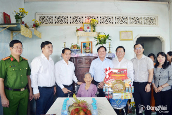 Dong Nai City’s leadership delegation visits and presents gifts to revolution contributors and martyrs’ families
