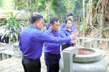 Tuổi trẻ Đồng Nai dâng hương, thắp nến tri ân tại Nghĩa trang liệt sĩ Mã Đà