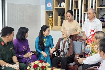 Phó Bí thư Thường trực Thành ủy Tôn Ngọc Hạnh thăm, tặng quà các Mẹ Việt Nam anh hùng
