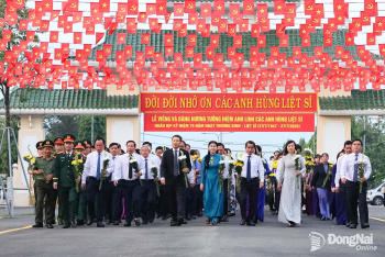 Lãnh đạo thành phố Đồng Nai viếng Nghĩa trang liệt sĩ tại phường Long Bình