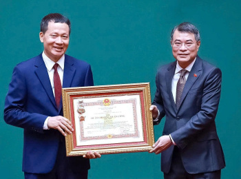 Đồng chí Bí thư Thành ủy Đồng Nai Vũ Hồng Văn vinh dự đón nhận Huân chương Quân công hạng Nhất