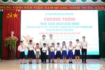 Xã Nha Bích trao tặng 3.552 bộ sách giáo khoa cho học sinh