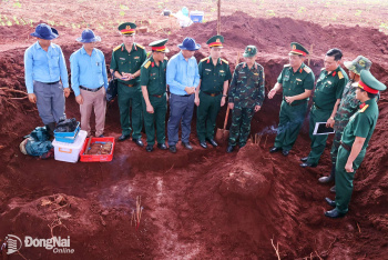 Thủ trưởng Quân khu 7 và Bộ Chỉ huy Quân sự thành phố thăm, động viên lực lượng tìm kiếm hài cốt liệt sĩ tại Đồng Nai