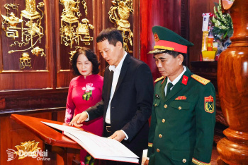 Bí thư Thành ủy Vũ Hồng Văn dâng hương tại Đền thờ liệt sĩ Xuân Lộc, Long Khánh và thăm các gia đình chính sách
