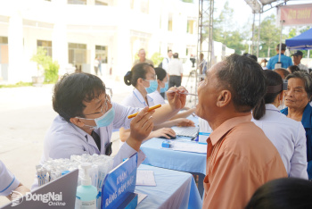 Người dân phấn khởi vì được khám sức khỏe định kỳ miễn phí