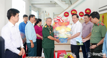 Chủ tịch UBND thành phố Nguyễn Văn Út thăm, tặng quà người có công với cách mạng